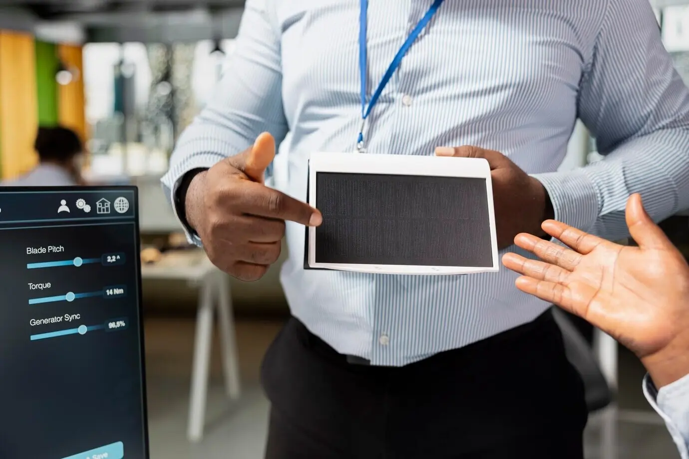 Менеджер и специалист компании RD в офисном здании, прототип, работающий на солнечной энергии.